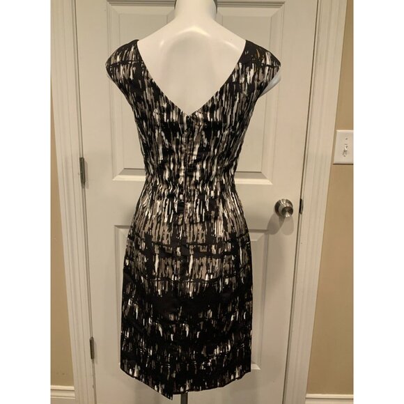 Monique Lhuillier Black Gray White Print V-Neck Fitted Sheath Dress, Size 0 - Picture 5 of 8